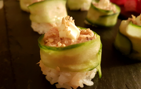 Gurkenumwickelte Sushi mit Thunfisch und japanische Mayonnaise