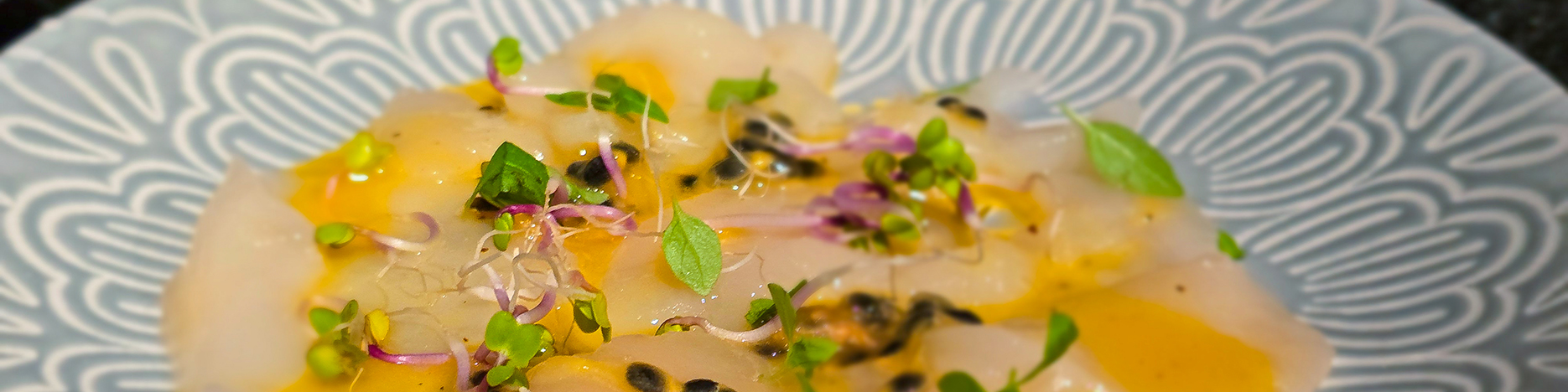 Jabobsmuschel-Carpaccio mit Passionsfrucht-Dressing