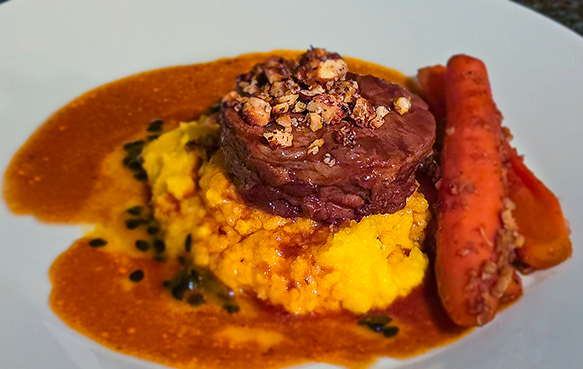 Geschmorte Lammschulter, Passionsfrucht-Bramata und Karotten