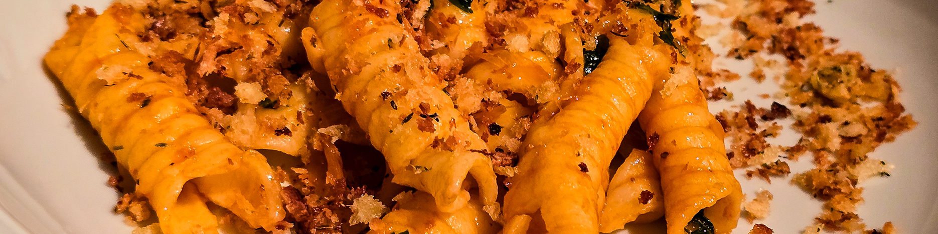 Garganelli mit karamellisierten Schalotten und Sardellen