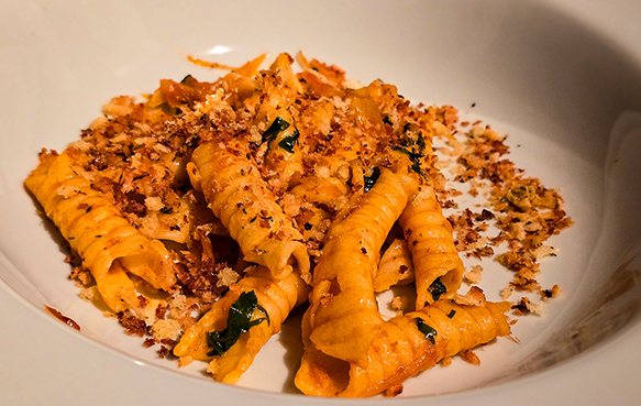 garganelli con scalogni caramellati, acciughe e pangrattato croccante