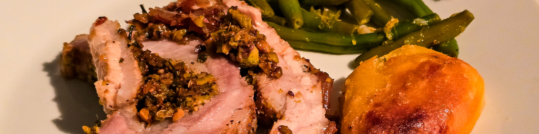 Porchetta arrosto fatta in casa, fagiolini al limone, patate dorate in padella