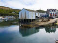Bootshalle und der Slipway der traditionsreichen Mallaig Boatyard