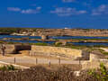 Blick auf das Hornwerk-Theater von La Mola, das Fort Sant Filipet und die Hafeneinfahrt von Maó (Fortalesa de Isabel II)