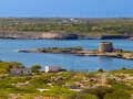 Blick auf den Torre de Sant Felipe und die Überreste des Castillo de San Felipe (Fortalesa de Isabel II)