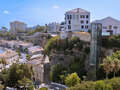 Blick vom Mirador del Pont des Castell auf den Ascensor de Maó